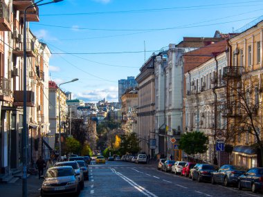 Sonbaharda Ukrayna 'nın başkenti Kyiv' de. Kyiv 'in tarihi mimari ve manzarasının manzarası. Şehir merkezinin eski caddeleri ve binaları.