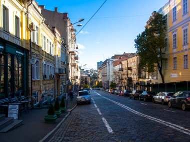 Sonbaharda Ukrayna 'nın başkenti Kyiv' de. Kyiv 'in tarihi mimari ve manzarasının manzarası. Şehir merkezinin eski caddeleri ve binaları.