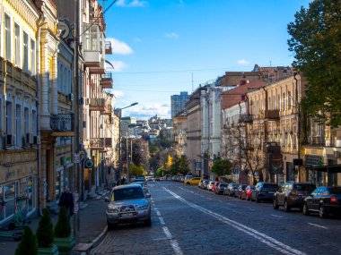 Sonbaharda Ukrayna 'nın başkenti Kyiv' de. Kyiv 'in tarihi mimari ve manzarasının manzarası. Şehir merkezinin eski caddeleri ve binaları.