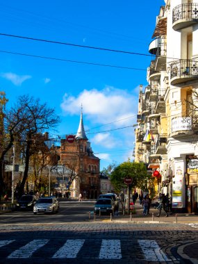 Sonbaharda Ukrayna 'nın başkenti Kyiv' de. Kyiv 'in tarihi mimari ve manzarasının manzarası. Şehir merkezinin eski caddeleri ve binaları.