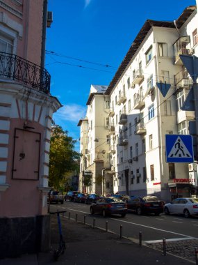 Sonbaharda Ukrayna 'nın başkenti Kyiv' de. Kyiv 'in tarihi mimari ve manzarasının manzarası. Şehir merkezinin eski caddeleri ve binaları.