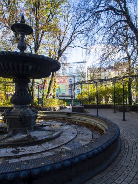 Sonbaharda Ukrayna 'nın başkenti Kyiv' de. Kyiv 'in tarihi mimari ve manzarasının manzarası. Şehir merkezinin eski caddeleri ve binaları.