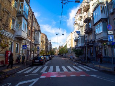 Sonbaharda Ukrayna 'nın başkenti Kyiv' de. Kyiv 'in tarihi mimari ve manzarasının manzarası. Şehir merkezinin eski caddeleri ve binaları.