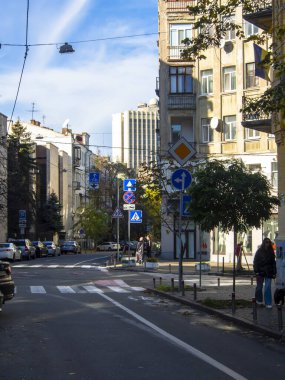 Sonbaharda Ukrayna 'nın başkenti Kyiv' de. Kyiv 'in tarihi mimari ve manzarasının manzarası. Şehir merkezinin eski caddeleri ve binaları.