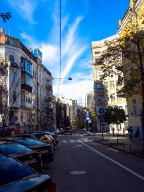 Sonbaharda Ukrayna 'nın başkenti Kyiv' de. Kyiv 'in tarihi mimari ve manzarasının manzarası. Şehir merkezinin eski caddeleri ve binaları.
