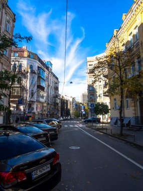 Sonbaharda Ukrayna 'nın başkenti Kyiv' de. Kyiv 'in tarihi mimari ve manzarasının manzarası. Şehir merkezinin eski caddeleri ve binaları.