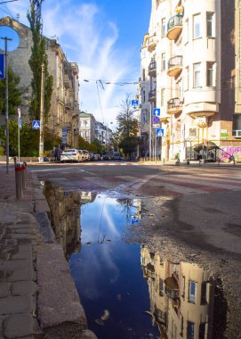 Sonbaharda Ukrayna 'nın başkenti Kyiv' de. Kyiv 'in tarihi mimari ve manzarasının manzarası. Şehir merkezinin eski caddeleri ve binaları.