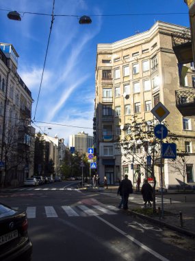 Sonbaharda Ukrayna 'nın başkenti Kyiv' de. Kyiv 'in tarihi mimari ve manzarasının manzarası. Şehir merkezinin eski caddeleri ve binaları.