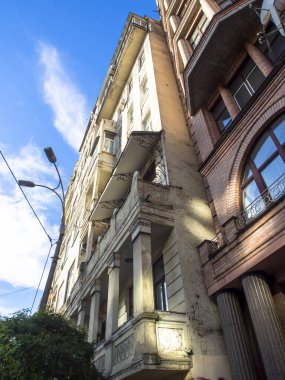 Sonbaharda Ukrayna 'nın başkenti Kyiv' de. Kyiv 'in tarihi mimari ve manzarasının manzarası. Şehir merkezinin eski caddeleri ve binaları.