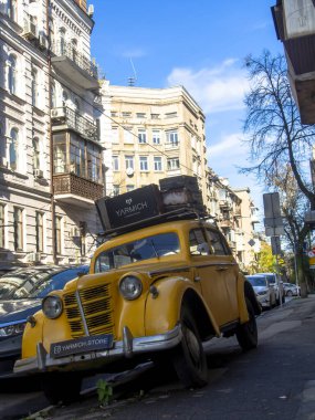 Sonbaharda Ukrayna 'nın başkenti Kyiv' de. Kyiv 'in tarihi mimari ve manzarasının manzarası. Şehir merkezinin eski caddeleri ve binaları.