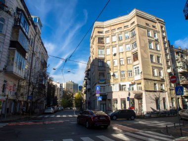 Sonbaharda Ukrayna 'nın başkenti Kyiv' de. Kyiv 'in tarihi mimari ve manzarasının manzarası. Şehir merkezinin eski caddeleri ve binaları.