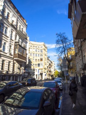 Sonbaharda Ukrayna 'nın başkenti Kyiv' de. Kyiv 'in tarihi mimari ve manzarasının manzarası. Şehir merkezinin eski caddeleri ve binaları.