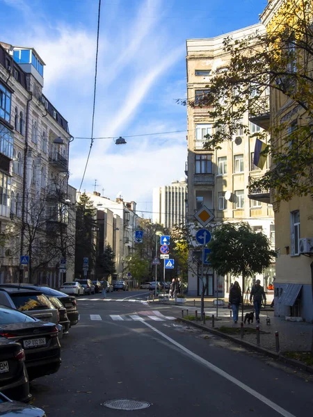 Sonbaharda Ukrayna 'nın başkenti Kyiv' de. Kyiv 'in tarihi mimari ve manzarasının manzarası. Şehir merkezinin eski caddeleri ve binaları.