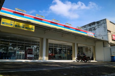 Yogyakarta, Endonezya - 18 Mart 2023: günlük ihtiyaçlarını karşılayan küçük bir pazar markası. PT Indomarco Prismatama veya Indomaret, bir perakende mağaza zinciri..