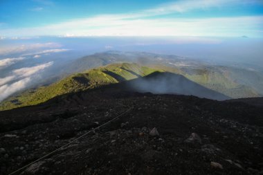 Permadi Guci üzerinden Slamet Dağı 'nın zirvesine giden yol.