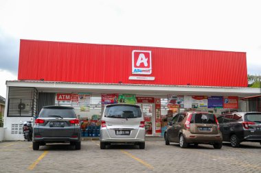 Yogyakarta, Endonezya - 19 Mart 2023: Alfamidi, Endonezya 'da birçok şubesi olan bir süpermarket zinciri. Alfamidi, Alfamart grubudur. Logo, sembol, afiş ve büyük tahta.
