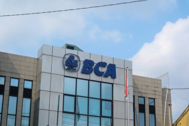 Yogyakarta, Endonezya - 20 Mart 2023: Bank BCA dış bina. Bank Central Asia Tbk, Endonezya 'nın en büyük özel bankasıdır. BCA KCP Ahmad Dahlan