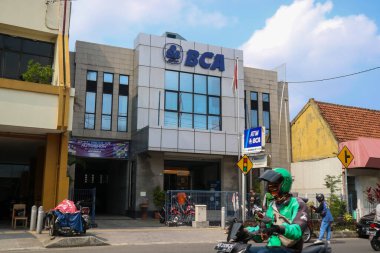 Yogyakarta, Endonezya - 20 Mart 2023: Bank BCA dış bina. Bank Central Asia Tbk, Endonezya 'nın en büyük özel bankasıdır. BCA KCP Ahmad Dahlan