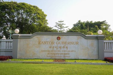 Yogyakarta, Endonezya - 20 Mart 2023: Valilik makamı Yogyakarta özel bölgesi. Papan Nama Kantor Gubernur Yogyakarta.