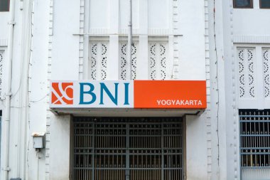 Yogyakarta, Endonezya - 20 Mart 2023: Titik nol veya sıfır noktası Yogyakarta 'daki Bank BNI tarihi binasının imzası.