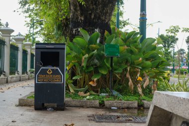 Yogyakarta, Endonezya - 20 Mart 2023: Yogyakarta civarında çöp tenekesi