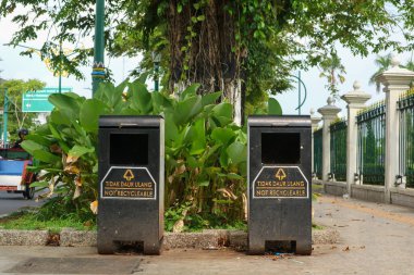 Yogyakarta, Endonezya - 20 Mart 2023: Yogyakarta civarında çöp tenekesi
