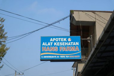 Yogyakarta, Endonezya - 20 Mart 2023: Eczane, plang papan nama Hans Farma apotek