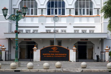 Yogyakarta, Endonezya - 20 Mart 2023: 0 kilometre Yogyakarta 'da Pos Endonezya Binası. Endonezya Postane Binası.