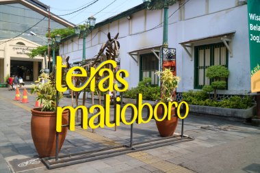 Yogyakarta, Endonezya - 20 Mart 2023: Malioboro turizm bölgesinde Teras Malioboro işareti