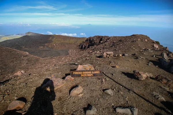 stock image Signpost of the highest peak of Mount Slamet, Central Java, Indonesia. Mount Slamet is higest mountain in Central Java
