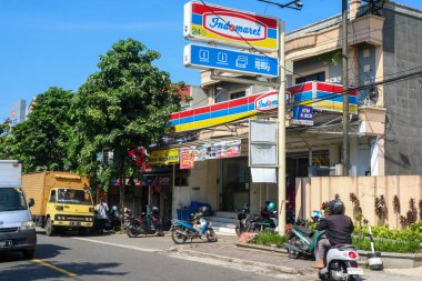 Wonosobo, Endonezya - 5 Nisan 2023: günlük ihtiyaçlarını karşılayan küçük bir pazar markası. PT Indomarco Prismatama veya Indomaret, bir perakende mağaza zinciri..