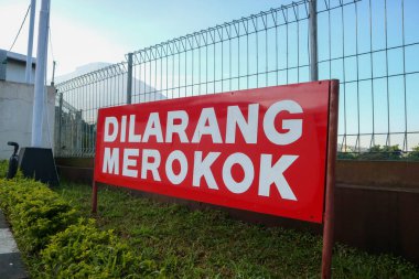 Wonosobo, Endonezya - 5 Nisan 2023: Pertamina Benzin İstasyonu 'nda sigara içilmiyor