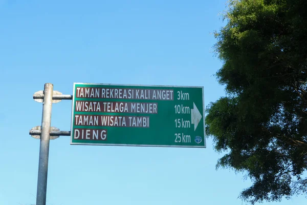 元宝广场的交通方向信息板的绿色路标或街道标志 塔曼人Rekreasi Kali Anget Telaga Menjer Taman Wisata Tambi Dieng的标志 — 图库照片