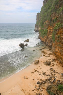 Karang payung sahilindeki deniz manzarası, Wonogiri, Central Java, Endonezya