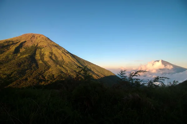Sindoro Montanha Partir Topo Monte Kembang Durante Pôr Sol — Fotografia de Stock