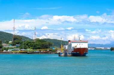Merak, Endonezya - 14 Nisan 2023: bir liman iskelesinde feribot yükleme veya boşaltma. Sunda Boğazı 'ndan geçen feribot gemisi Merak' dan Bakaheuni Lampung, Sumatra, Endonezya.