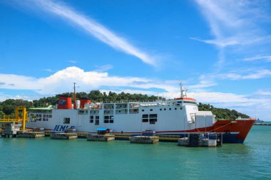 İskele tarafında feribot yükleniyor ya da boşaltılıyor. Sunda Boğazı 'ndan geçen feribot gemisi Merak' dan Bakaheuni Lampung, Sumatra, Endonezya.