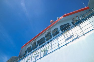 Yolcu gemisindeki seyrüsefer kabininin ön görüntüsü açık mavi gökyüzü arka planına karşıdır.