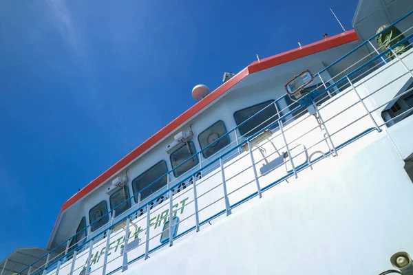 Yolcu Gemisindeki Seyrüsefer Kabininin Görüntüsü Açık Mavi Gökyüzü Arka Planına — Stok fotoğraf