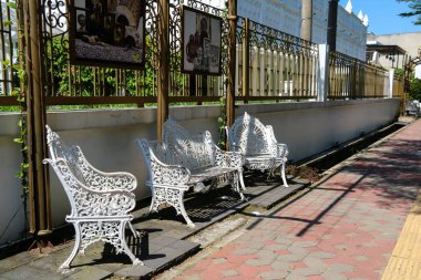 Surakarta, Endonezya - 16 Mayıs 2023: Kaldırımdaki metal vintage park bankı