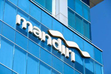 Surakarta, Endonezya - 16 Mayıs 2023: Mandiri Bankası 'nın işareti. Endonezya 'nın en büyük bankalarından biri..