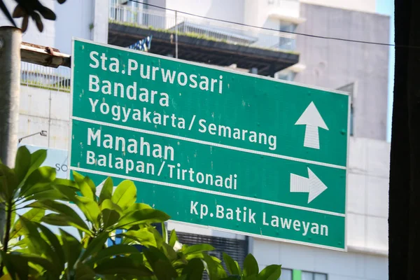 印度尼西亚苏拉卡尔塔Slamet Riyadi街交通方向信息板的绿色路标或路标 — 图库照片