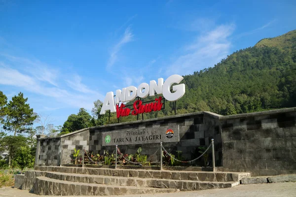 印度尼西亚马格朗 2023年6月3日 安东山Sawit Basecamp纪念碑 印度尼西亚马格朗的安东山区信标 霓虹灯 — 图库照片
