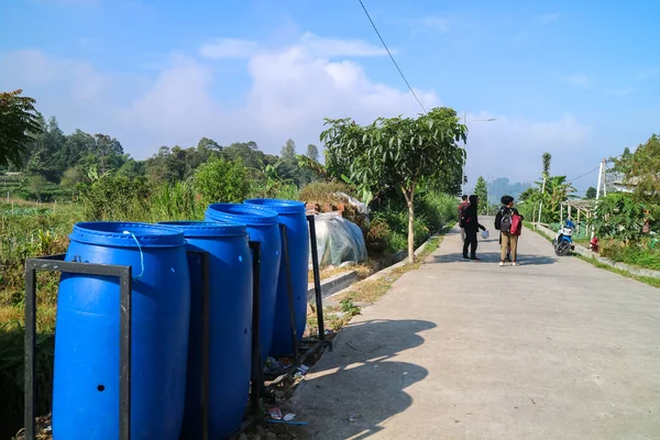 Yol kenarındaki kullanılmış mavi plastik varillerin çöp kutusu. Mount and Long yürüyüş yolunun etrafındaki mavi çöp kutusu.