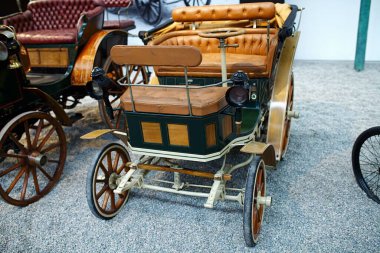 MULHOUSE, FRANCE, 22 Ağustos 2023: Ulusal Otomobil Müzesi, Koleksiyon Schlumpf. 500 'den fazla parçaya sahip araba koleksiyonu.