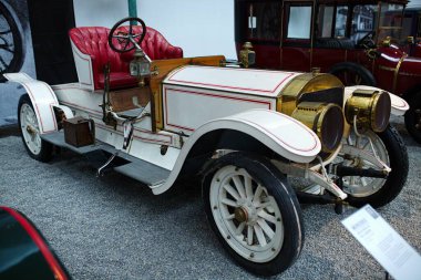 MULHOUSE, FRANCE, 22 Ağustos 2023: Ulusal Otomobil Müzesi, Koleksiyon Schlumpf. 500 'den fazla parçaya sahip araba koleksiyonu.