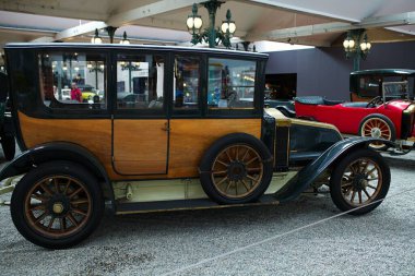 MULHOUSE, FRANCE, 22 Ağustos 2023: Ulusal Otomobil Müzesi, Koleksiyon Schlumpf. 500 'den fazla parçaya sahip araba koleksiyonu.