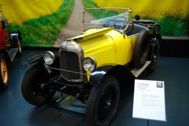 MULHOUSE, FRANCE, 22 Ağustos 2023: Ulusal Otomobil Müzesi, Koleksiyon Schlumpf. 500 'den fazla parçaya sahip araba koleksiyonu.