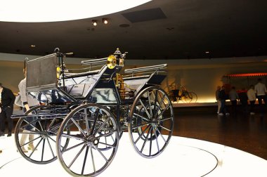 STUTTGART, GERMANY - 23, 2024 - Mercedes Benz arabalı galeri Stuttgart, Almanya 'daki Mercedes Benz Müzesi