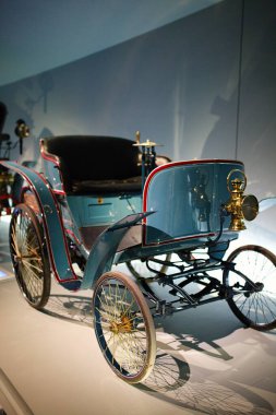 STUTTGART, GERMANY - 23, 2024 - Mercedes Benz arabalı galeri Stuttgart, Almanya 'daki Mercedes Benz Müzesi